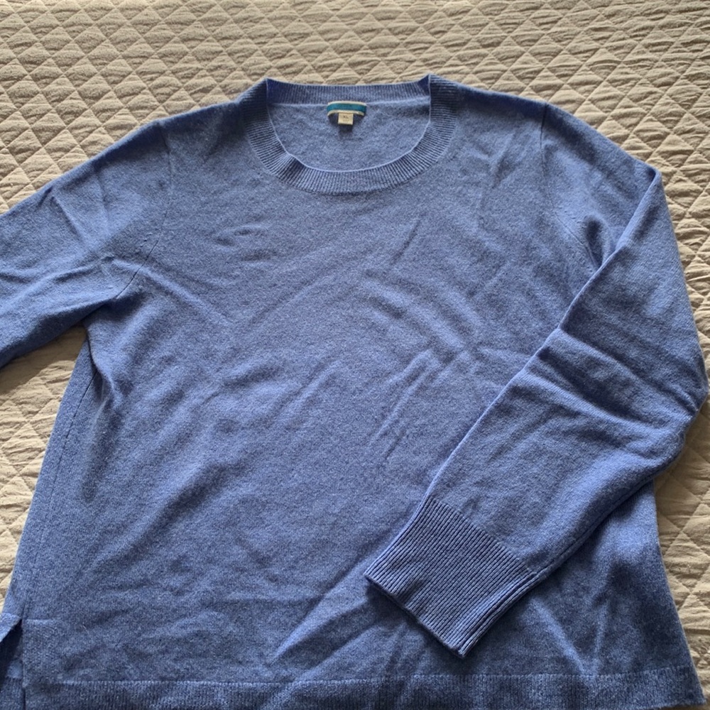 Beautiful cornflower blue 100% cashmere sweater